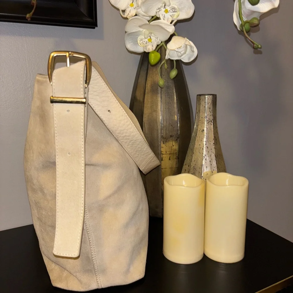 Elegant Cream Suede Tote Bag - Picture 6 of 10